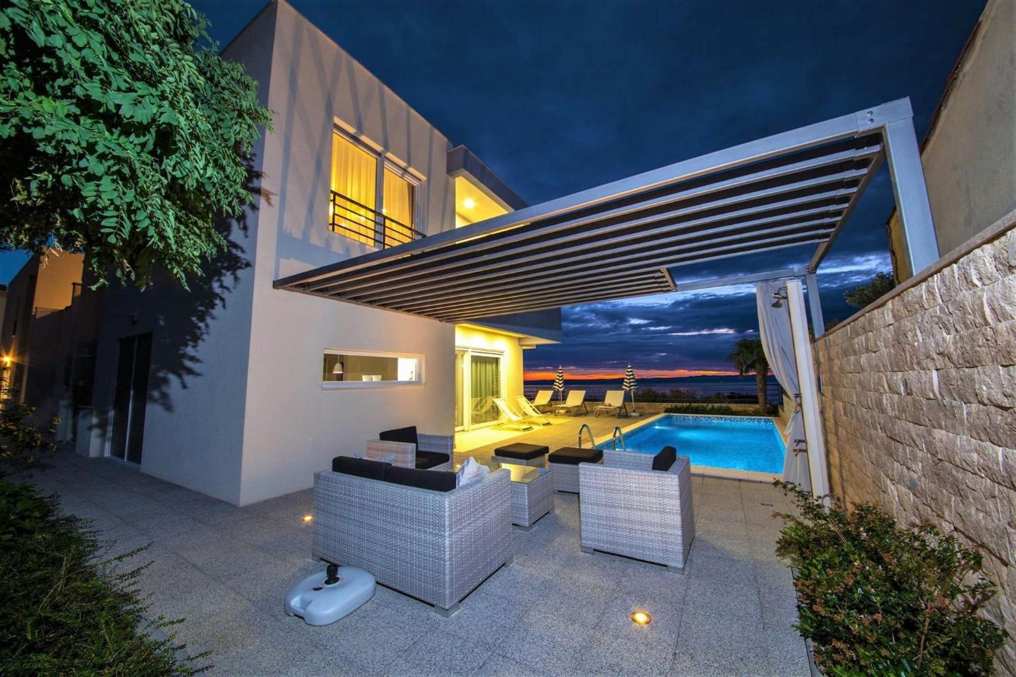 Blue With Pool And Sea View Makarska